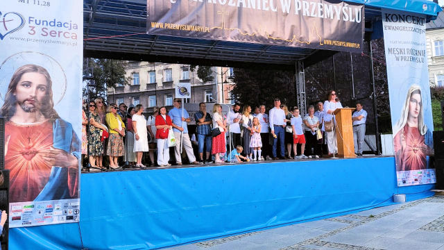 Obraz zawieraj�cy ubrania, budynek, kobieta, na wolnym powietrzu

Opis wygenerowany automatycznie