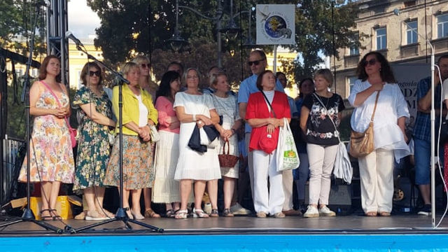 Obraz zawieraj�cy ubrania, osoba, na wolnym powietrzu, sukienka

Opis wygenerowany automatycznie